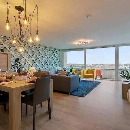 شقة Spacious With Great Skyline And Waterfront View In *